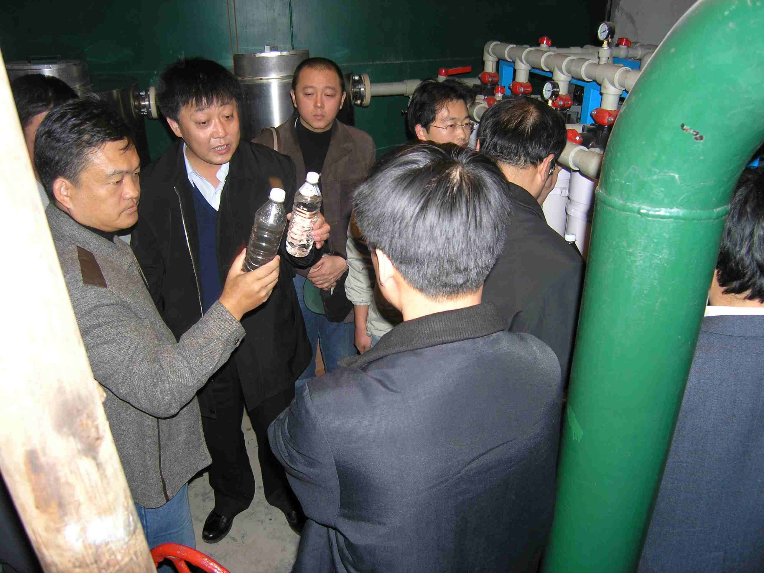 陳良剛(左一)在大慶油田油水分離水處理現場 陳良剛(左一)在大慶油田油水分離水處理現場