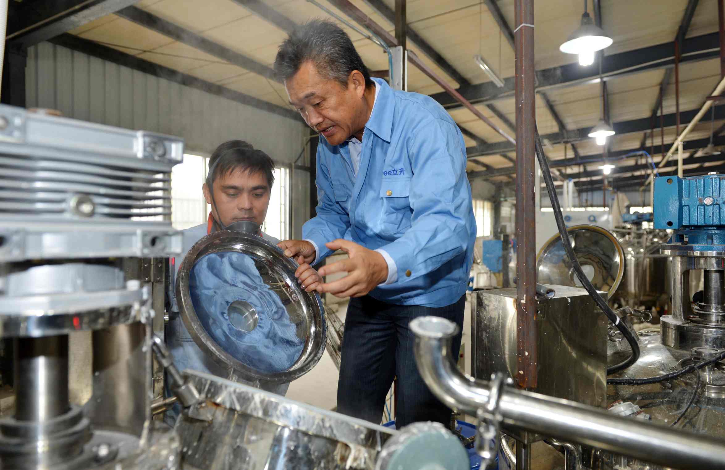 陳良剛在車間指導生產 陳良剛在車間指導生產