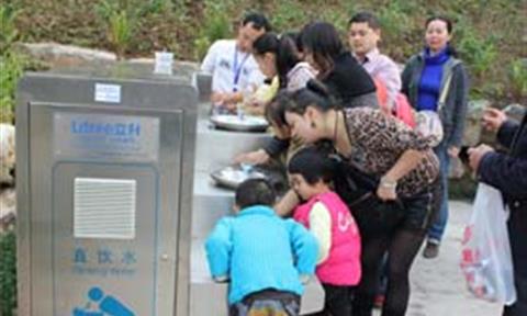 逛園博園不用帶飲料有直飲水可供免費喝